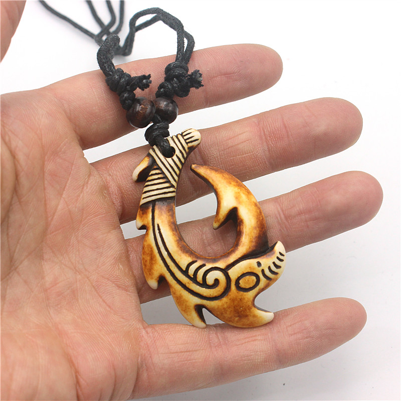 Maori Fish Hook Necklace - Res - Resin Art Necklace recension och pris